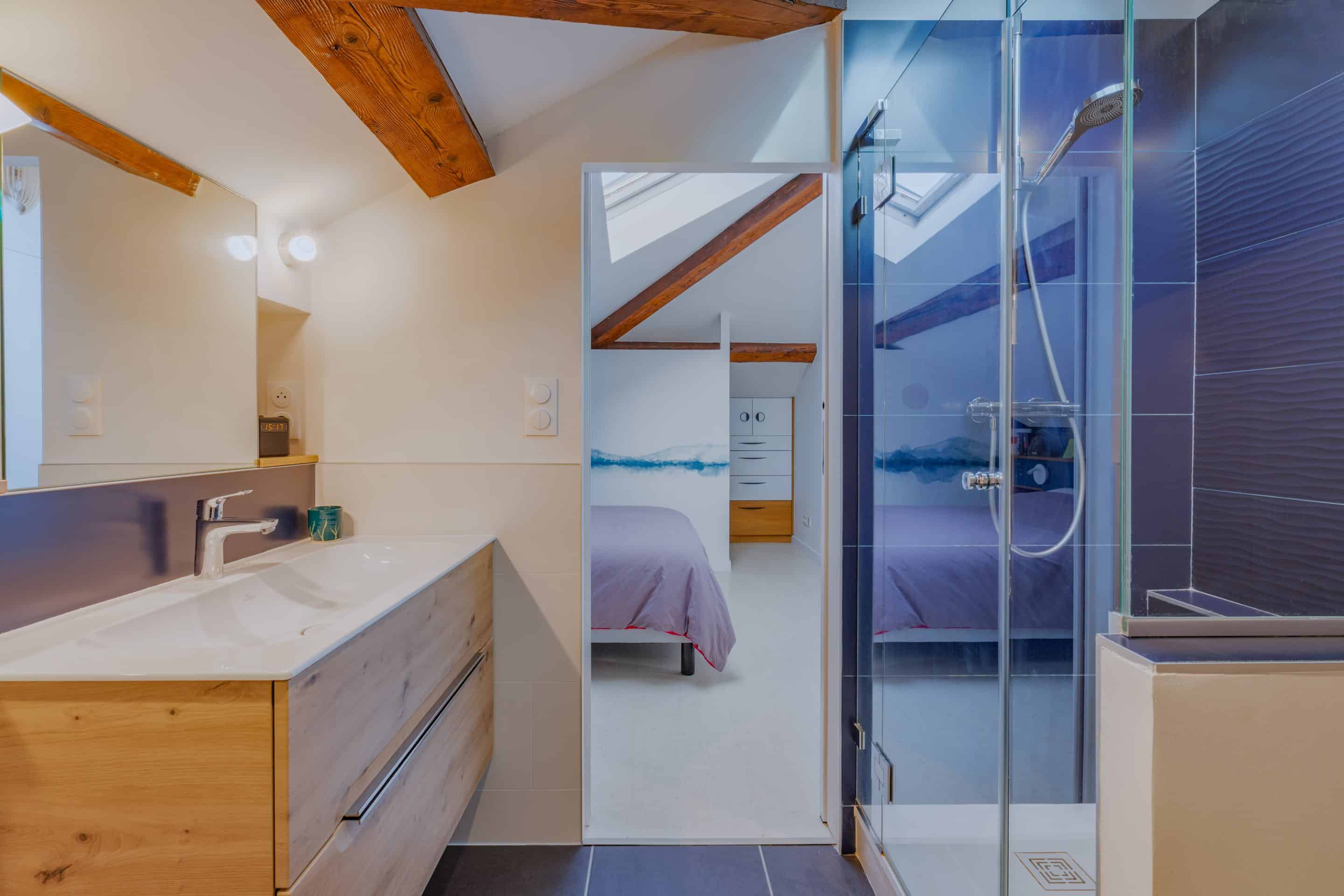 Projet sous pente, salle de bain après rénovation. 